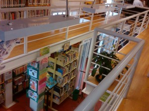 Biblioteca publica de Coyoacan, por dentro un edificio muy bello.
