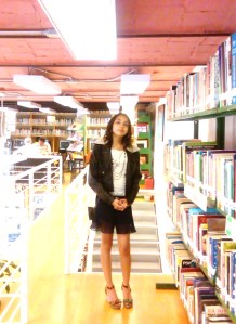 Esta biblioteca me gusto mucho, me pareció muy bella, vayan, lean libros recuerden Cada palabra es vida.